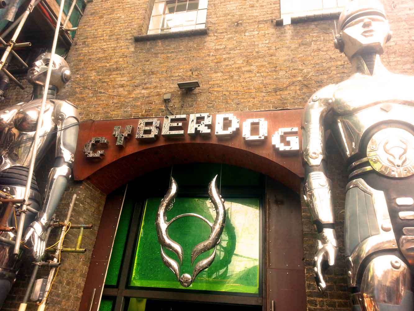 Cyberdog,-uma-loja-psicodélica-em-Camden-Town,-Londres