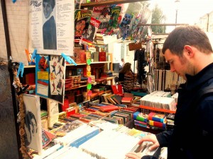 Livros,-revistas-e-discos-de-vinil-a-venda-na-Portobello-Road-em-Londres