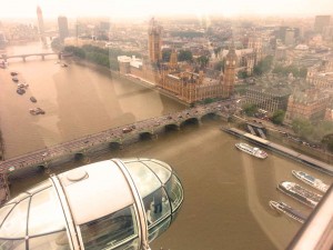 London-Eye-com-vista-para-o-Parlamento-Ingles-em-Londres