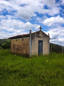 Igrejinha com vista para a Serra da Canastra